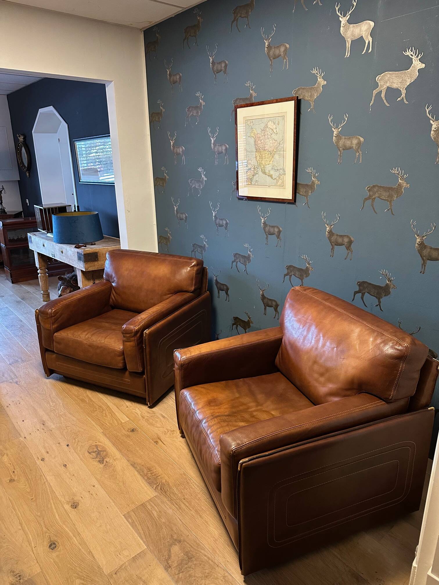 Ensemble de deux fauteuils en cuir de buffle.