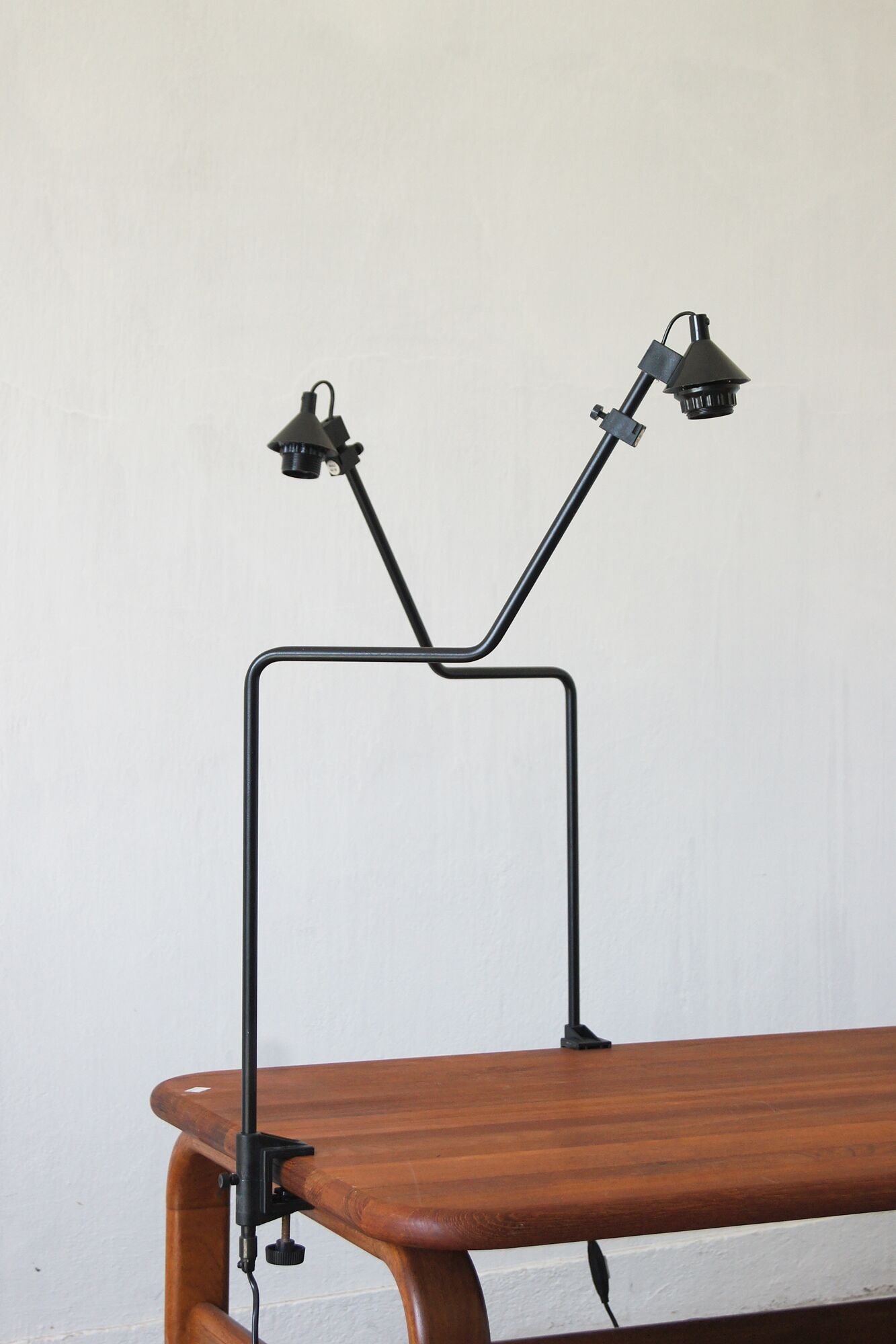 Minimalist desk lamp
