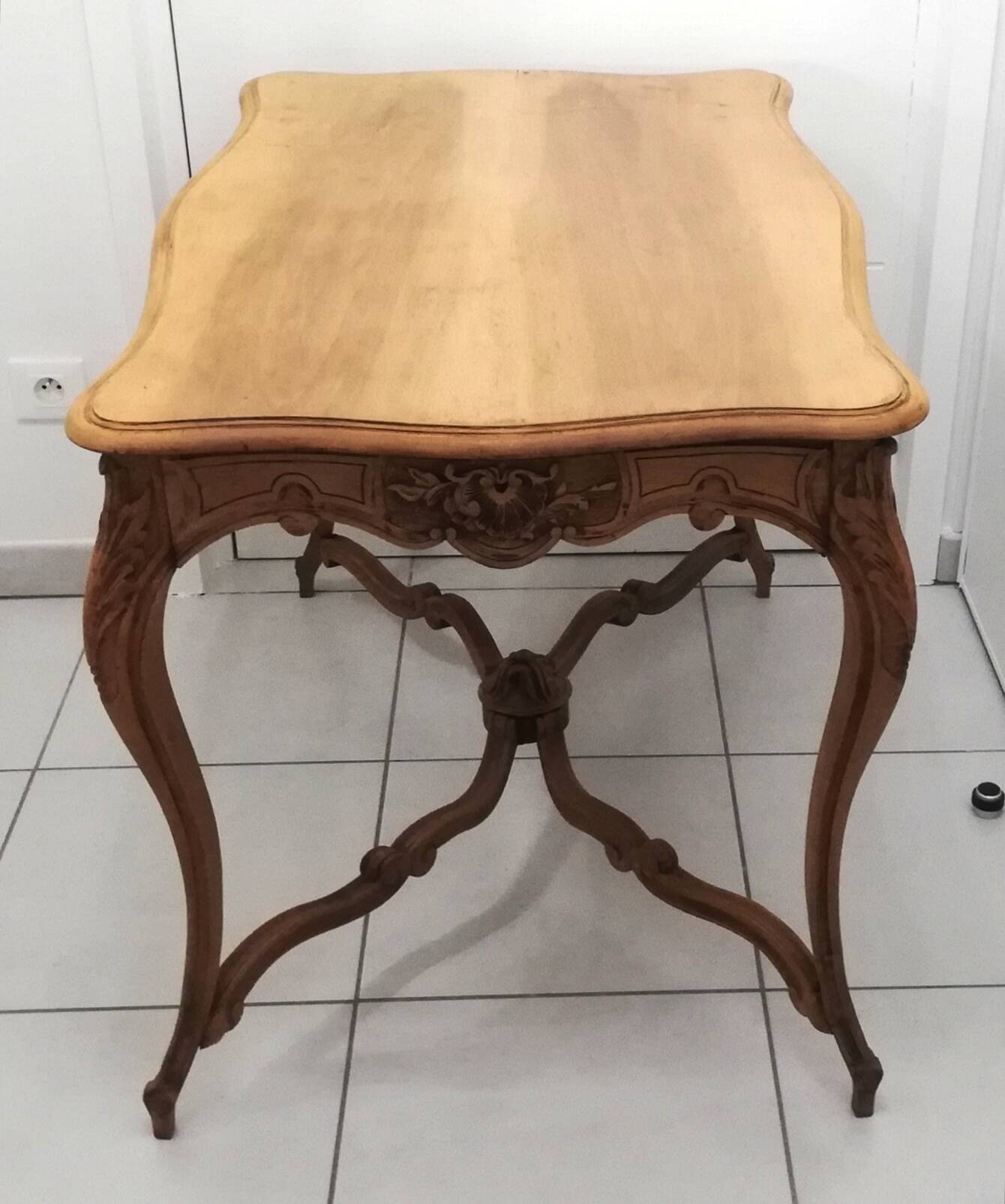 Table à tiroir de style Louis XV