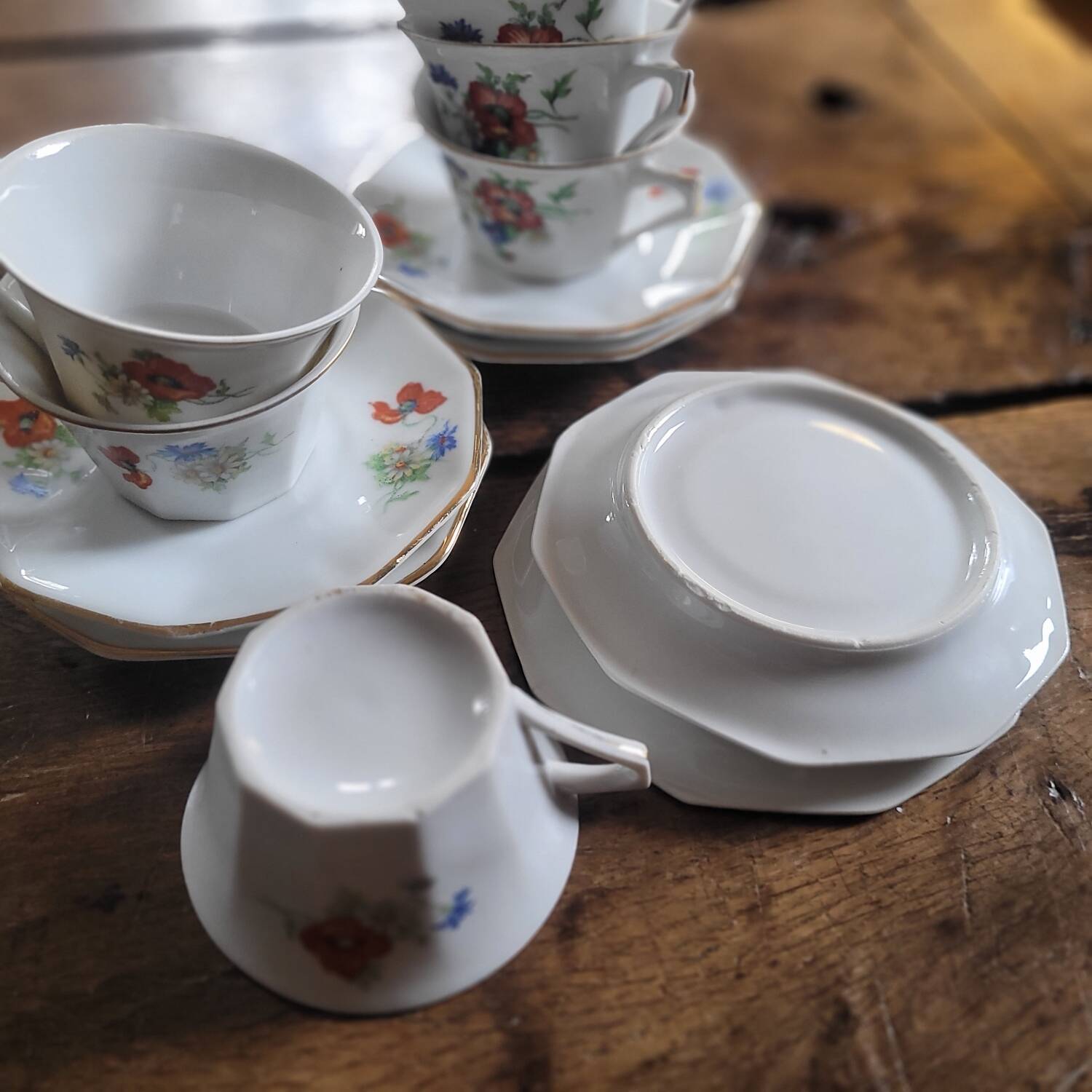 6 porcelain cups decorated with wildflowers from the 60s.