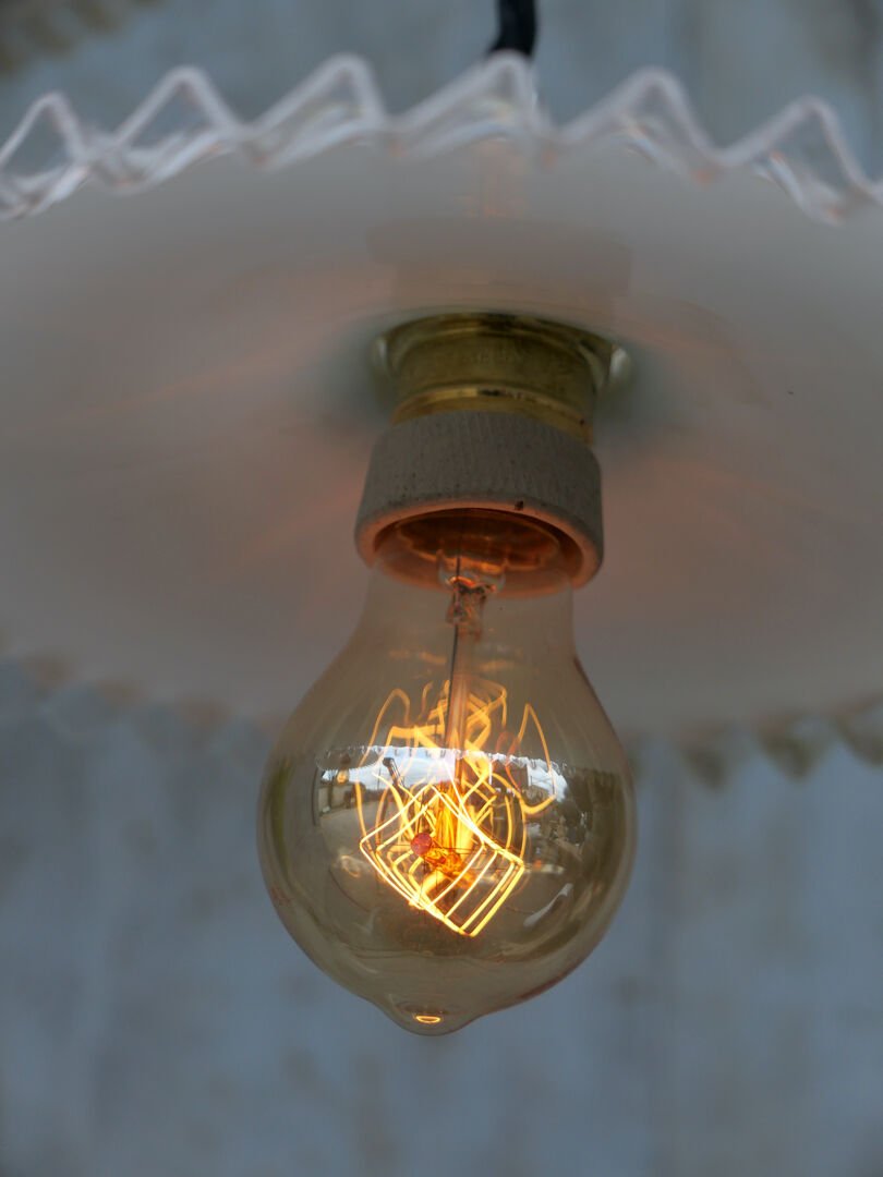 Suspension with lace opaline lampshade