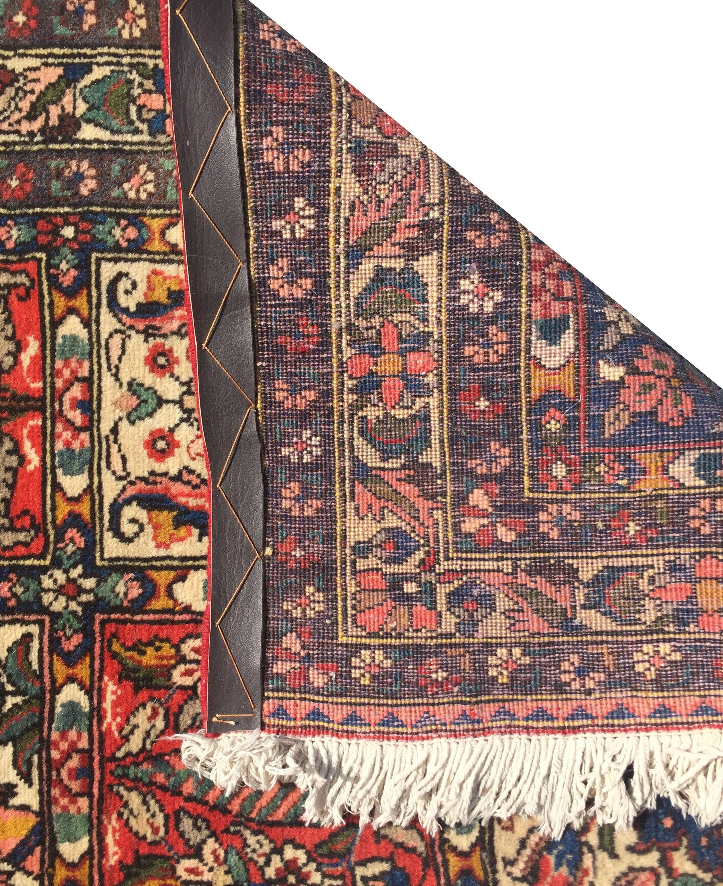 Oriental carpet Bakthiar Persian Iran: 1.07 X 1.40 meters.