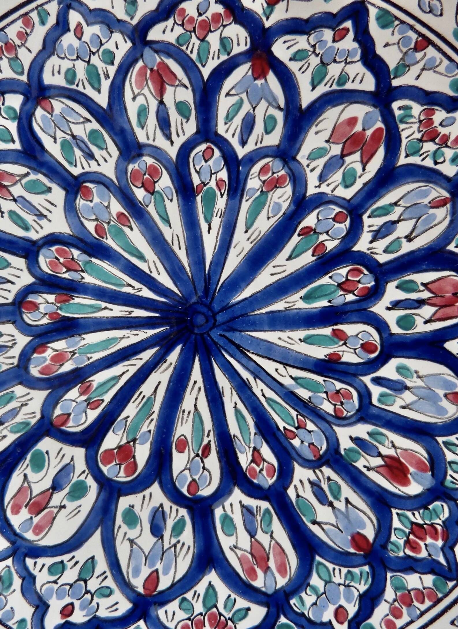 Set of three painted Spanish ceramic dishes - ⌀ 23, 26 and 32 cm