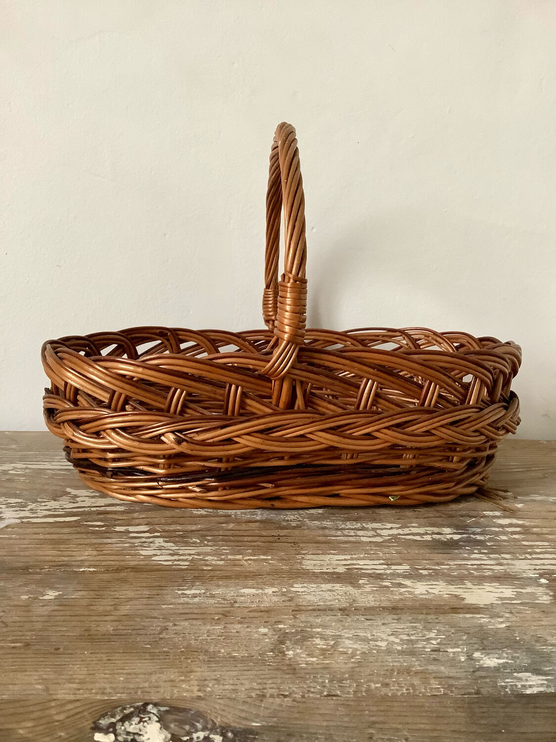 Oval basket with handle