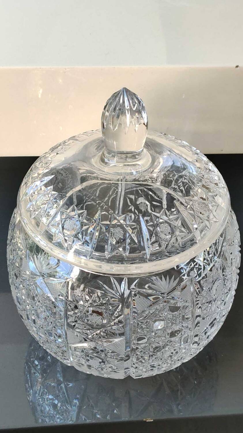 Vintage candy box/Drageoir in finely cut Bohemian crystal. Sophisticated star/brass patterns. Size 20 x 16 cm