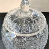 Vintage candy box/Drageoir in finely cut Bohemian crystal. Sophisticated star/brass patterns. Size 20 x 16 cm