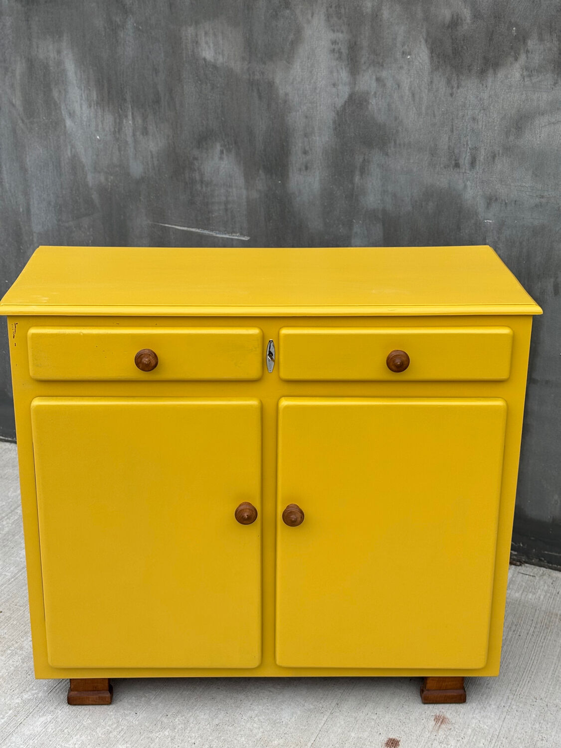 Buffet vintage jaune – pièce lumineuse et pleine de charme