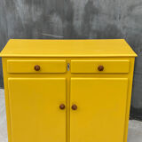 Buffet vintage jaune – pièce lumineuse et pleine de charme