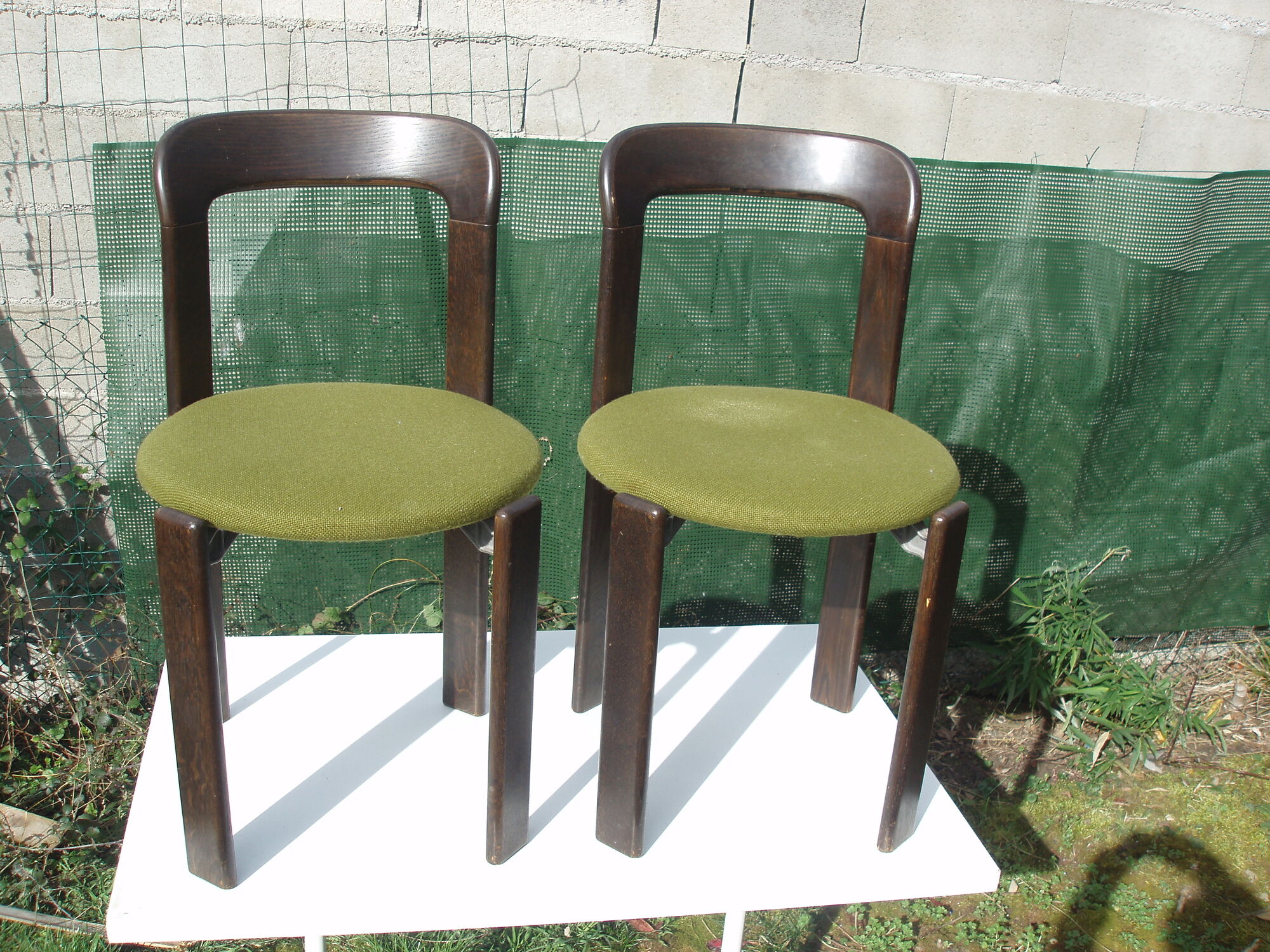 Pair of 70s chairs by designer Bruno Rey in wood and green fabric