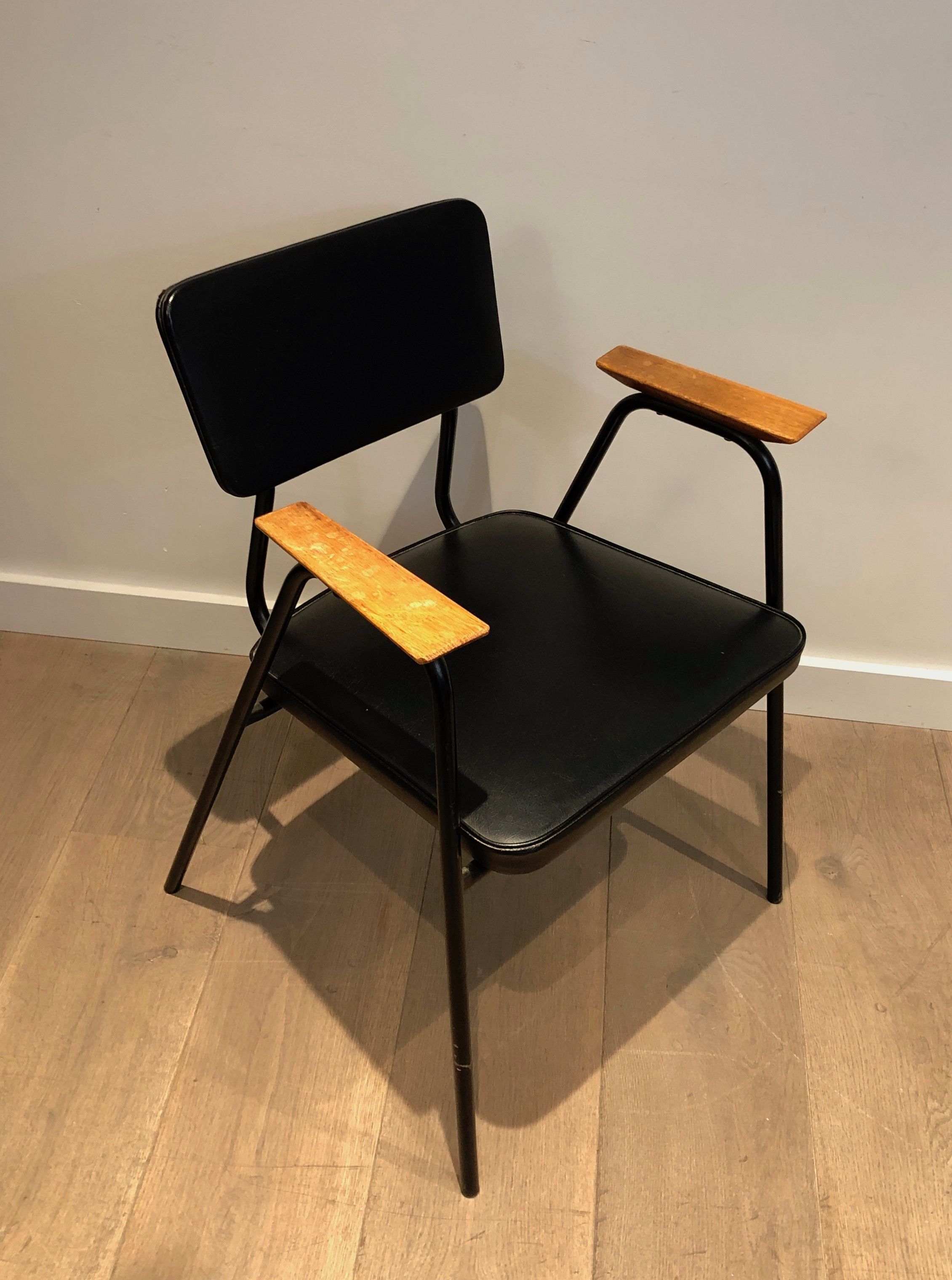 Paire de fauteuils laqués noirs modèle "M" de Pierre Guariche, vers 1950