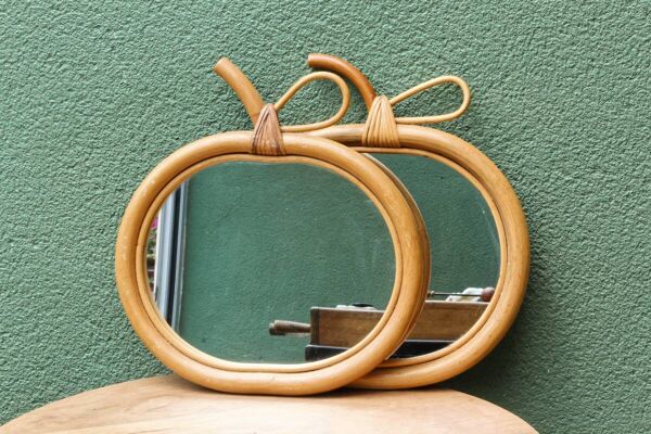 Paire de miroirs pomme en rotin