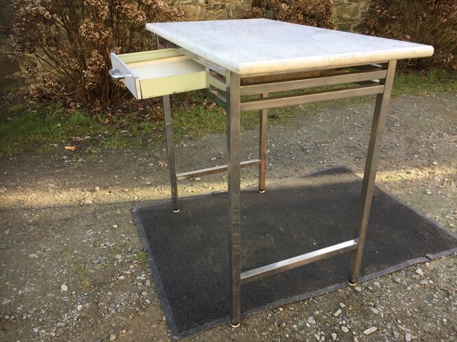 Table vintage à piétement métallique tubulaire carré chromé et plateau en marbre à 1 tiroir.
