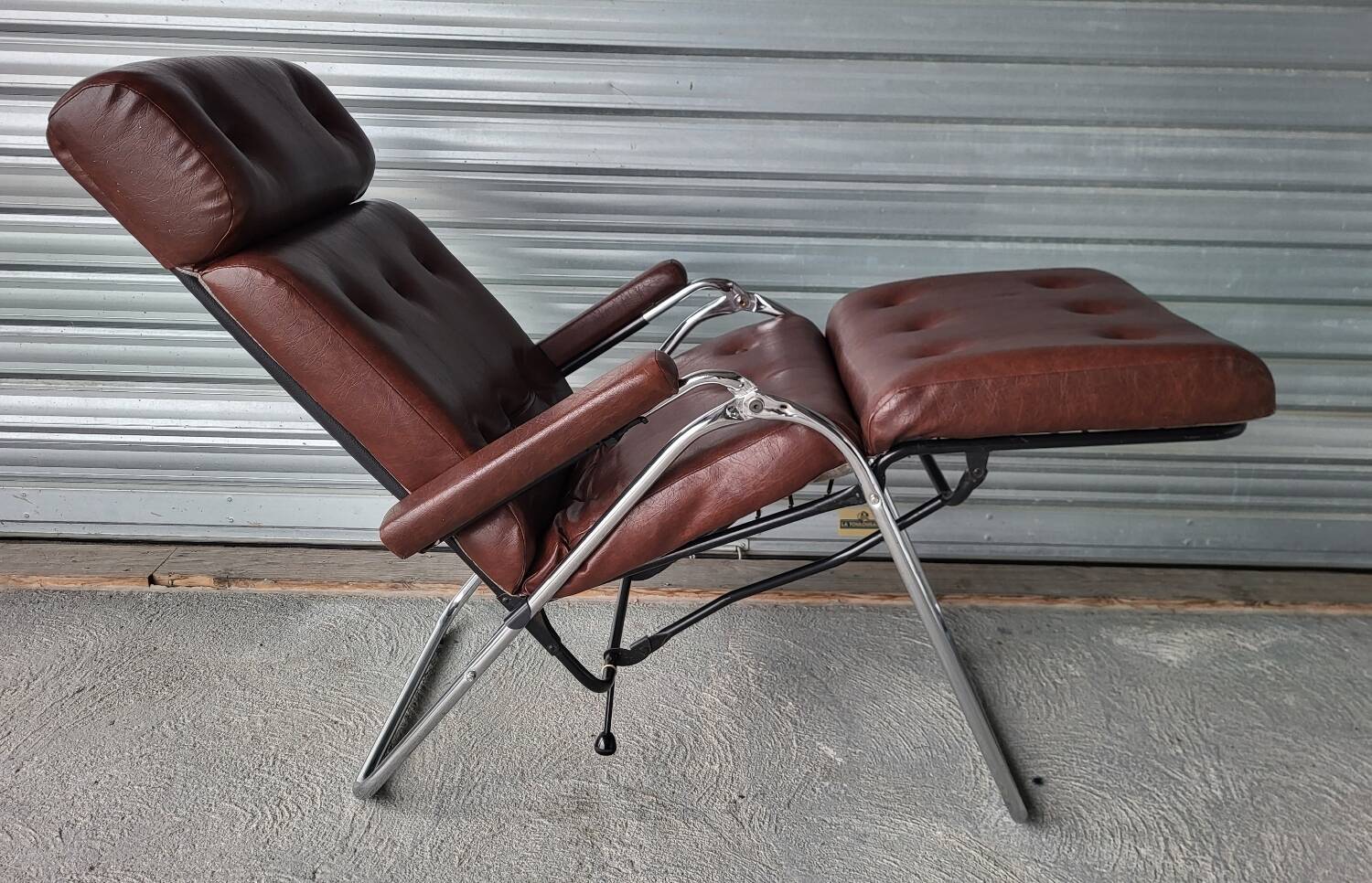 LAMA Vintage Relaxing Lounge Chair in Very Good Condition