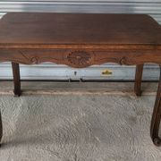 Bureau dit "bureau de dame" / table style Louis XV en bois  massif