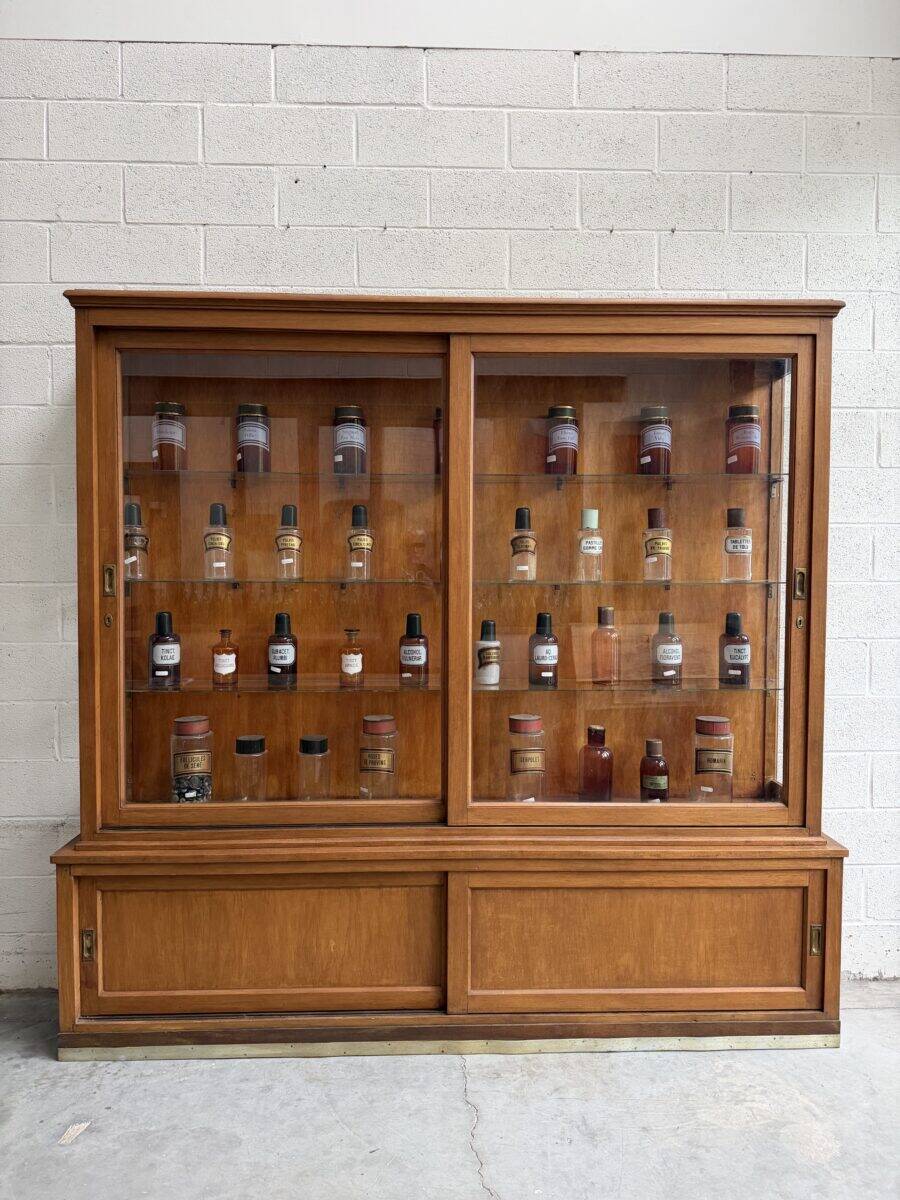 Ancienne vitrine de pharmacie