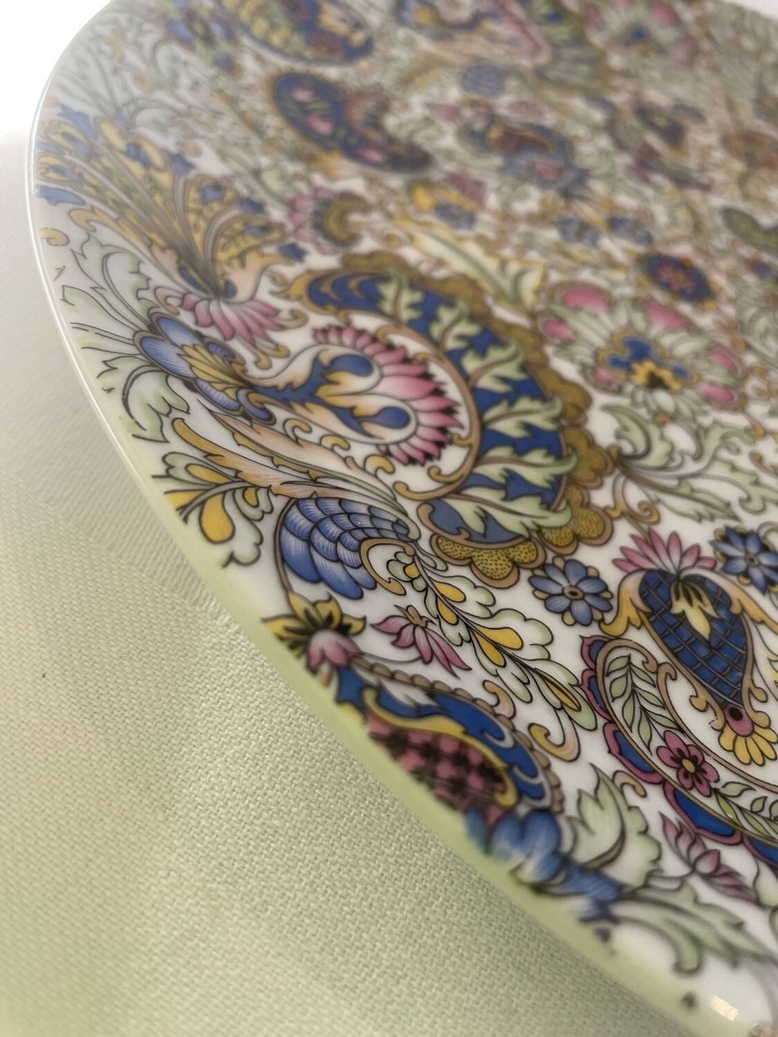 Large round ceramic plate with floral decoration – Arts & Crafts style