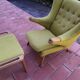 Fauteuil et repose-pieds vintage Papa Bear en tissu bouclette vert et chêne
