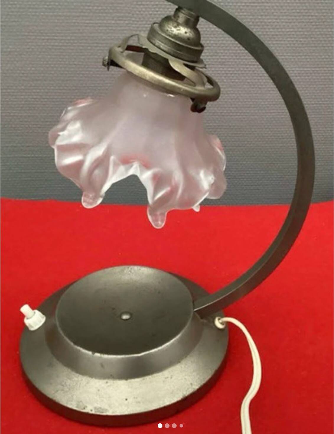 Small antique table lamp in silver-plated metal and satin glass