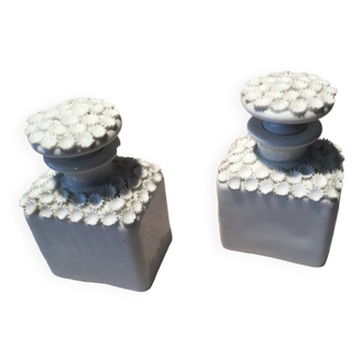 Suite de 2 flacons en porcelaine blanche a toutes petites fleurs blanches