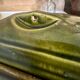Beurrier vintage en majolique verte