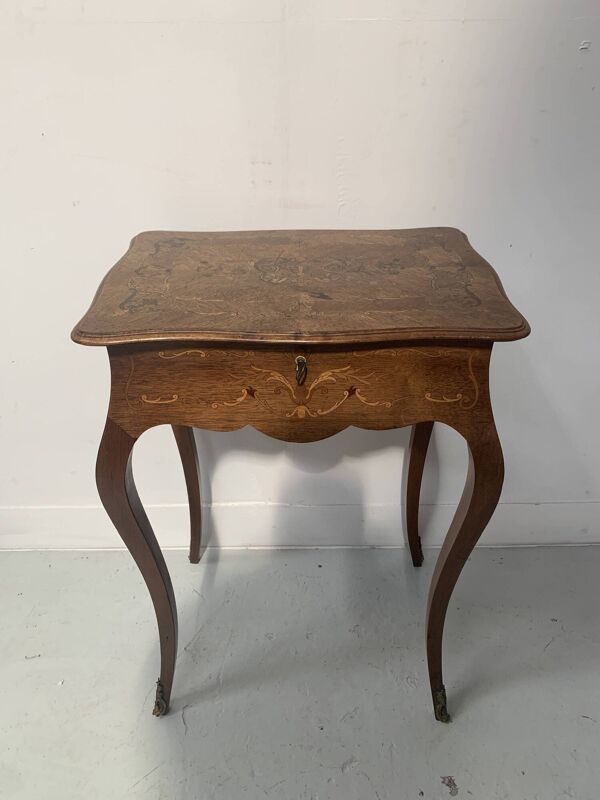 Table a ouvrage de style Louis XV en bois marqueté XX siècle