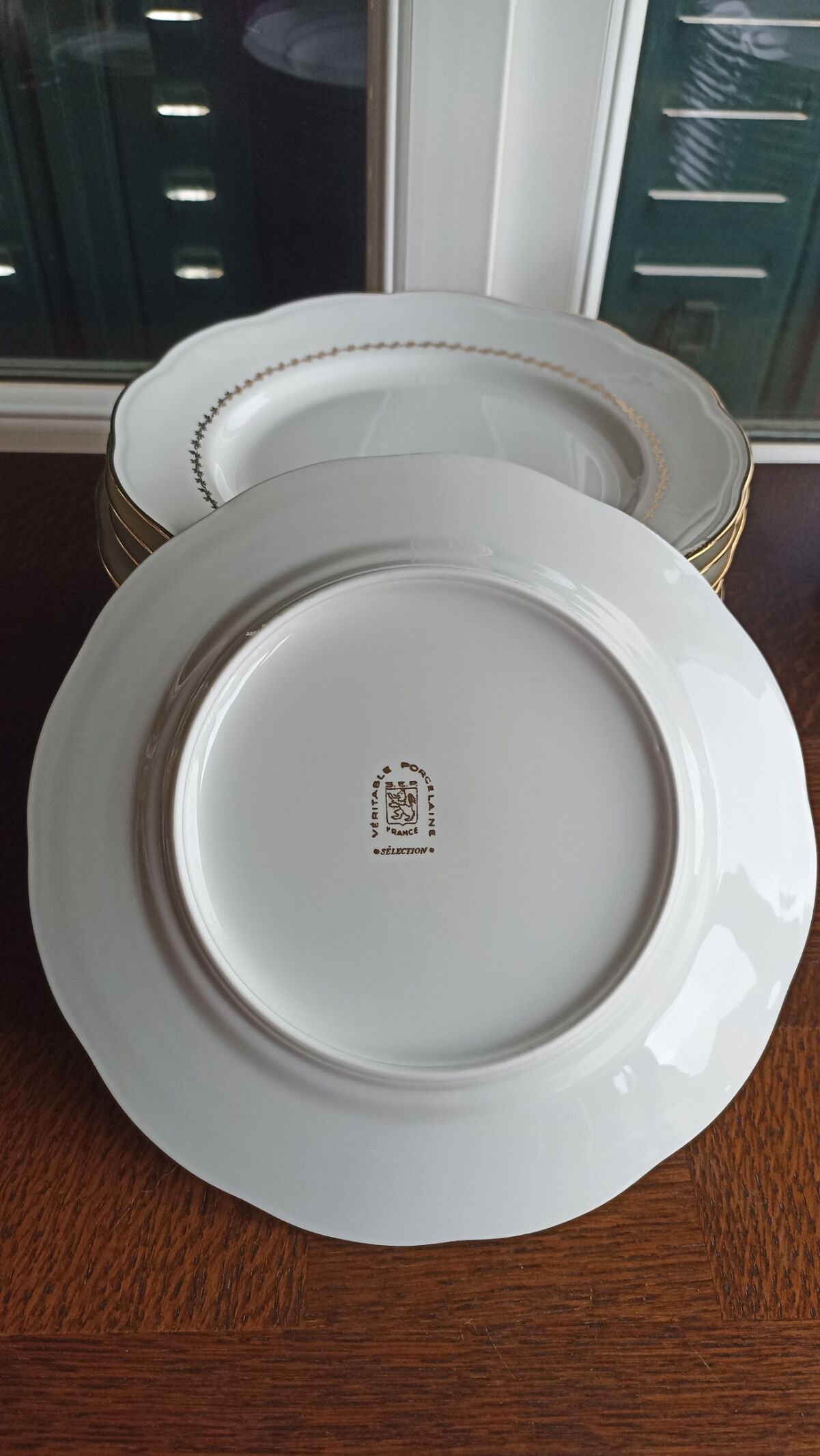 12 flat plates in SFP porcelain - White and Gold