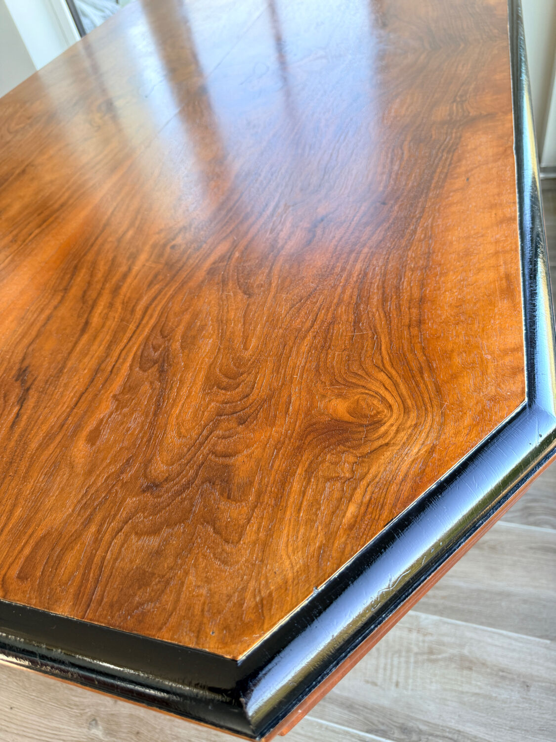 English Art Deco table in flamed walnut – London, 1960