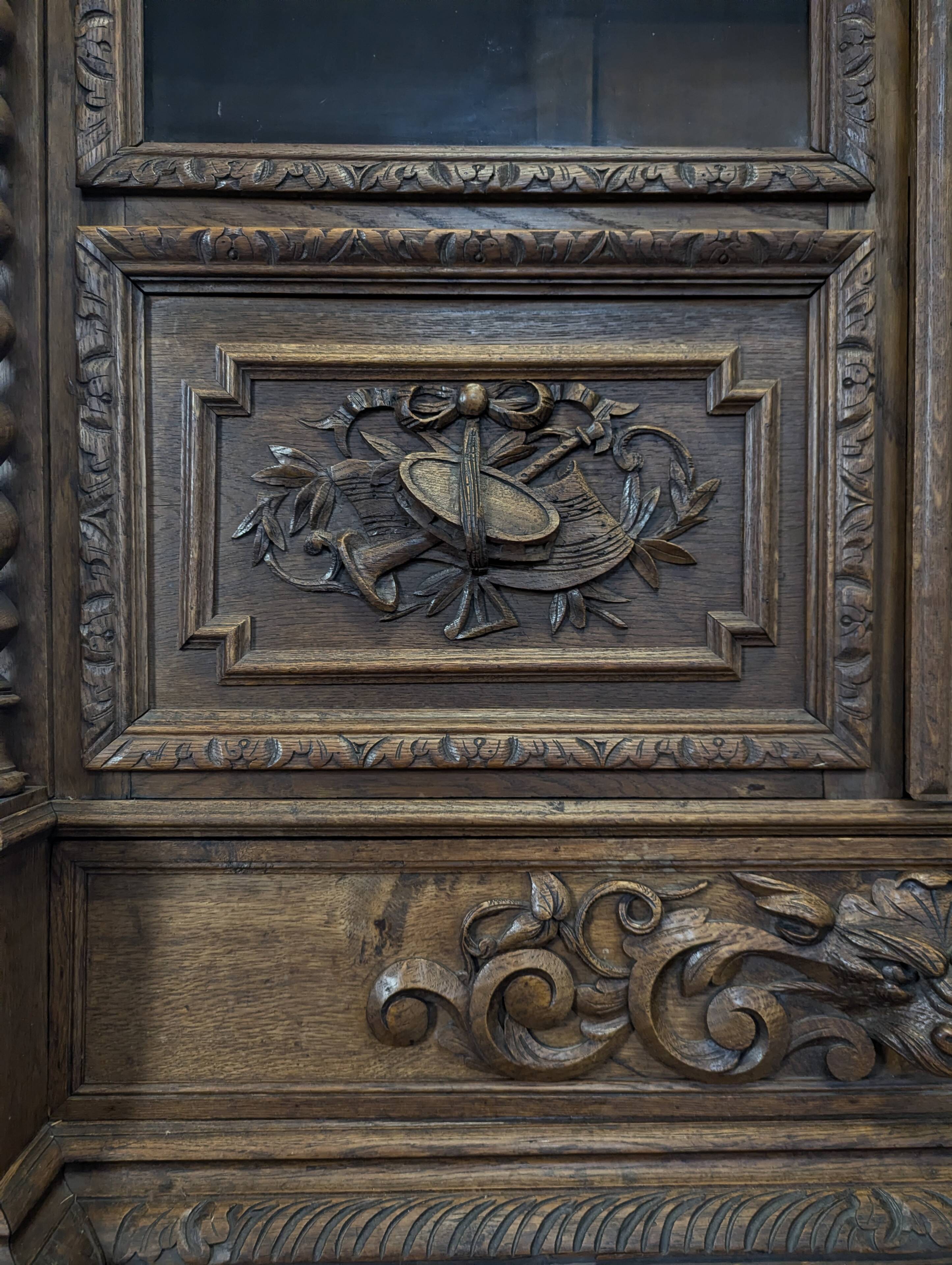 Bibliothèque vitrée de style Louis XIII en chêne