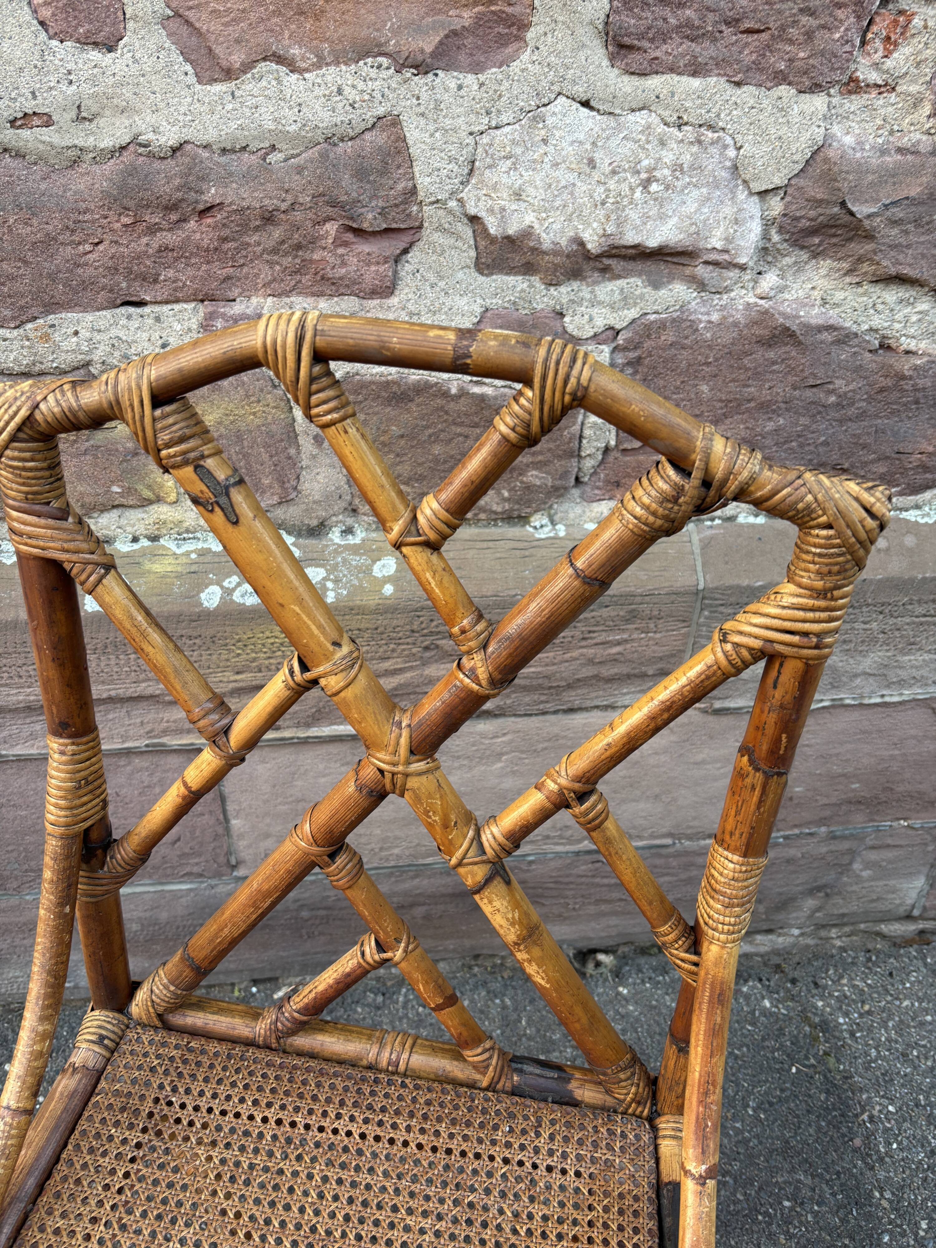 paire de chaises de jardin en bambou et rotin tissé 1950