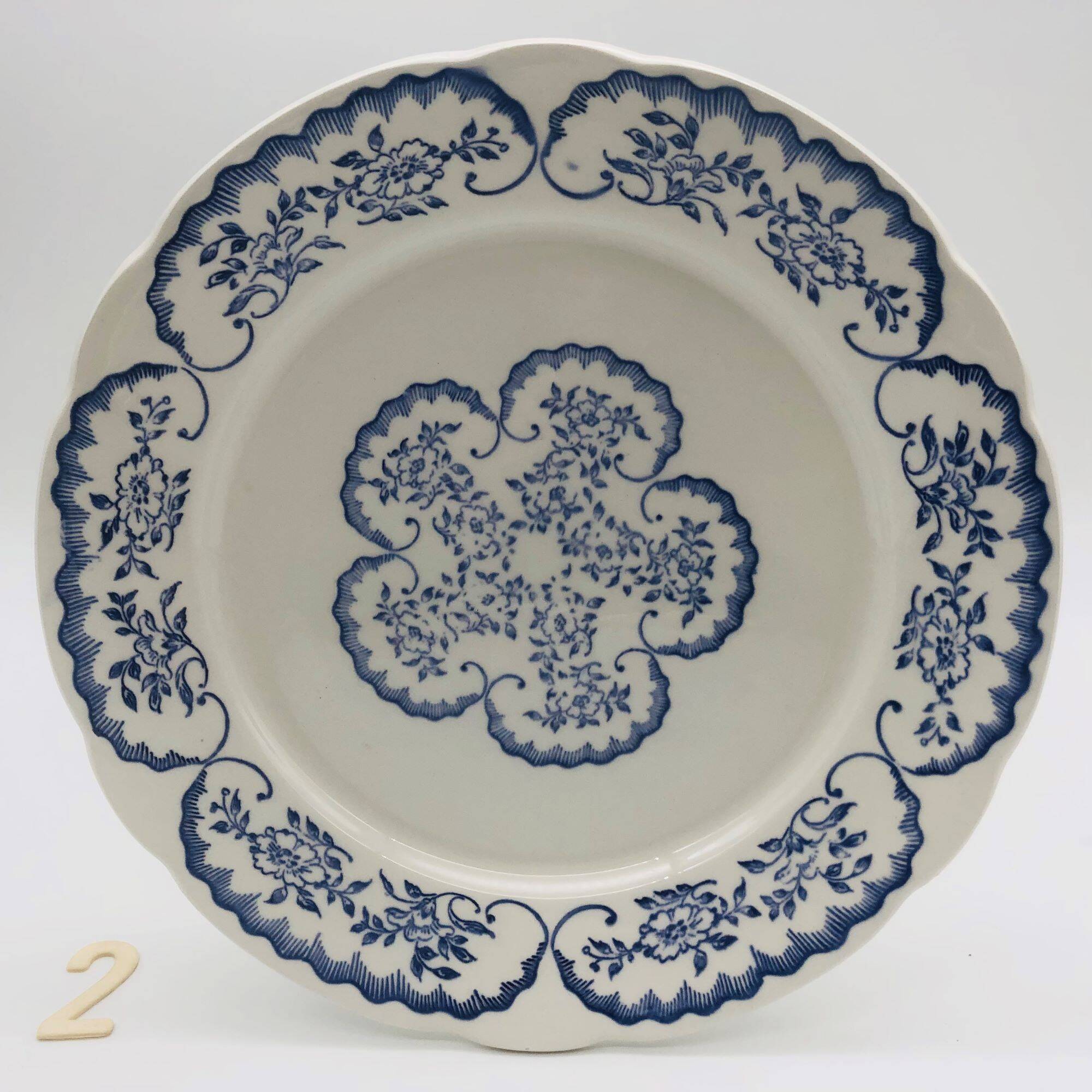 Series of 6 mismatched dinner plates.