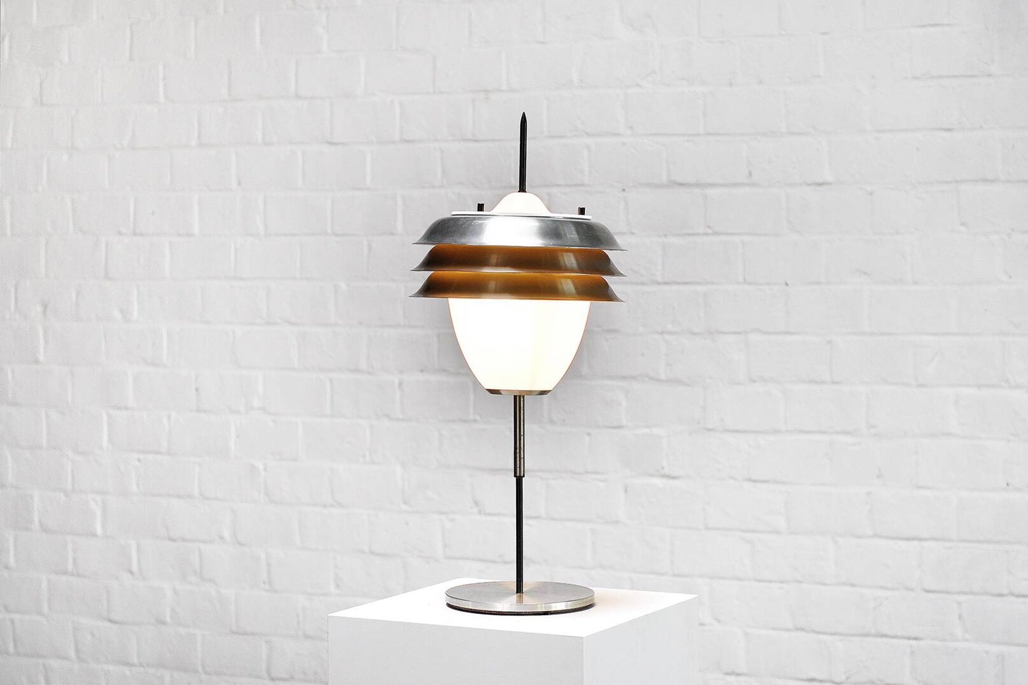Lampe de table italienne en métal et verre opale, années 1960