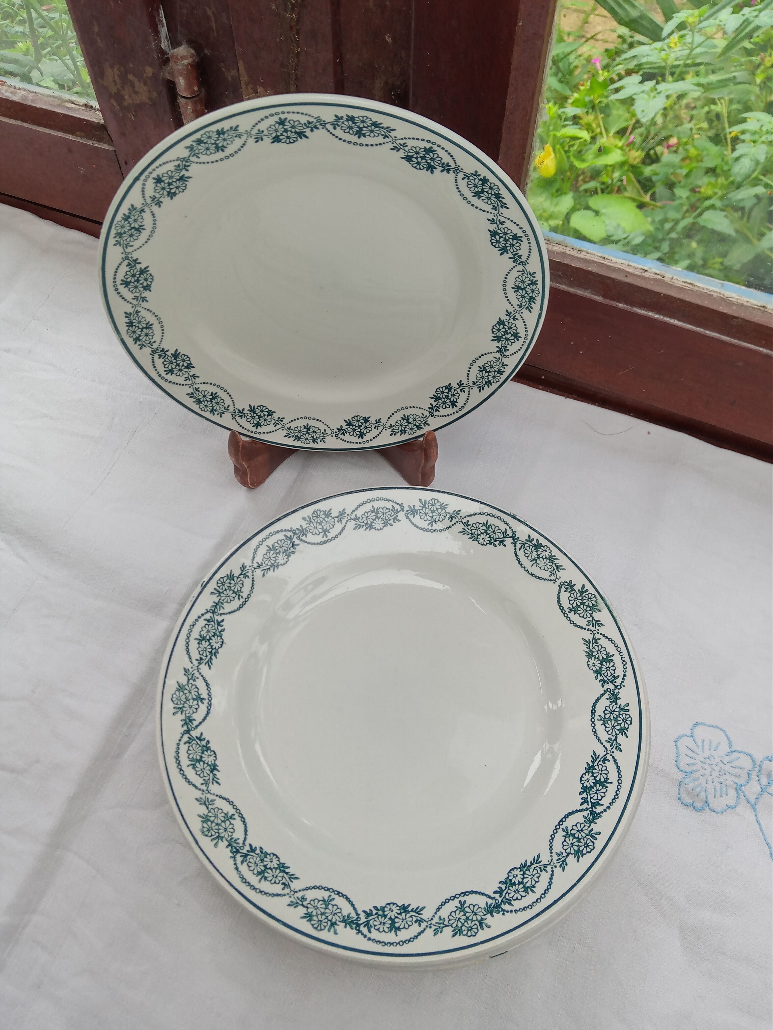 8 dessert plates St Amand
