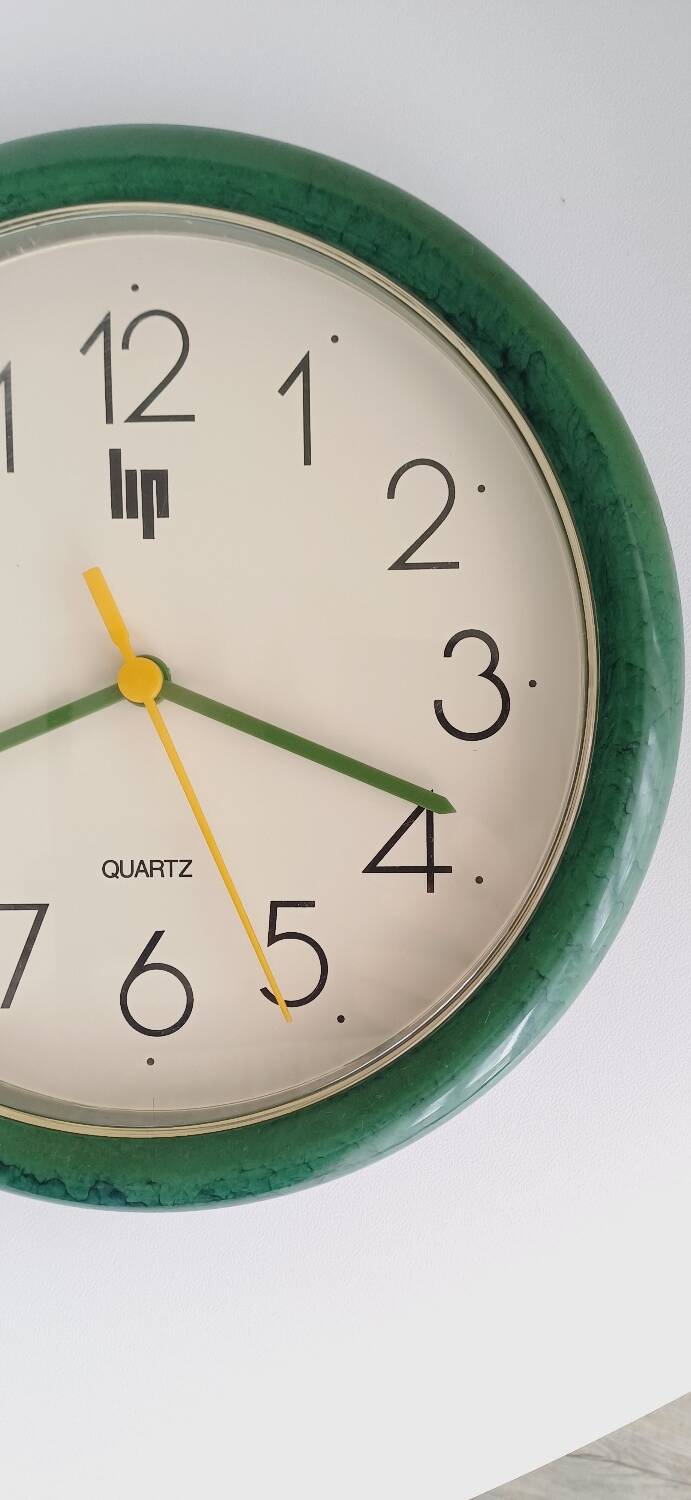 90s lip clock