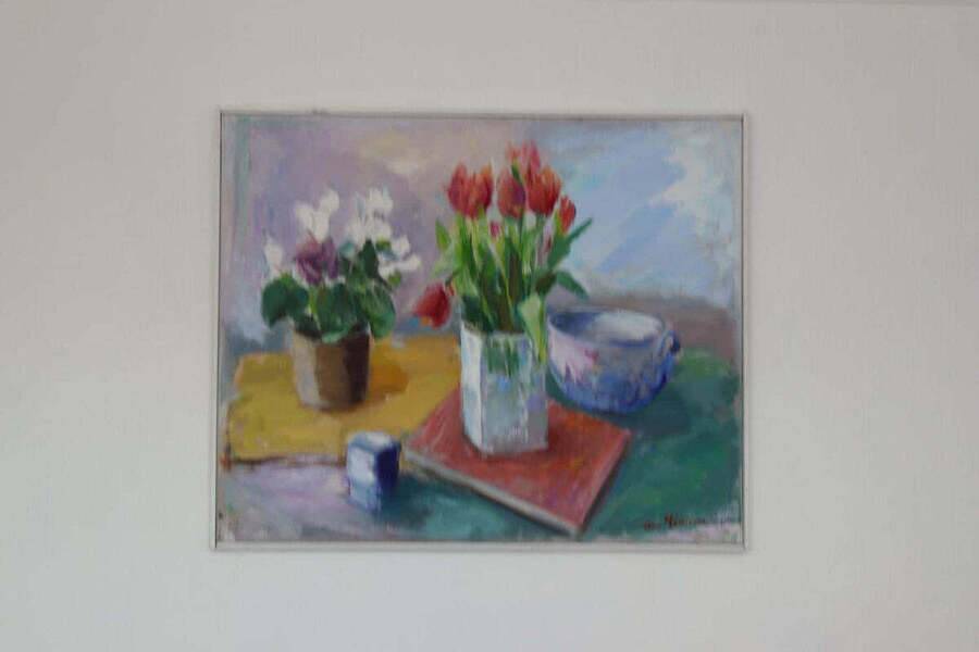 Huile sur toile suédoise d'époque mi-siècle – « Nature morte avec des tulipes » par Ove Månsson – vintage et encadrée – 51 × 62 cm (20,1" × 24,4")