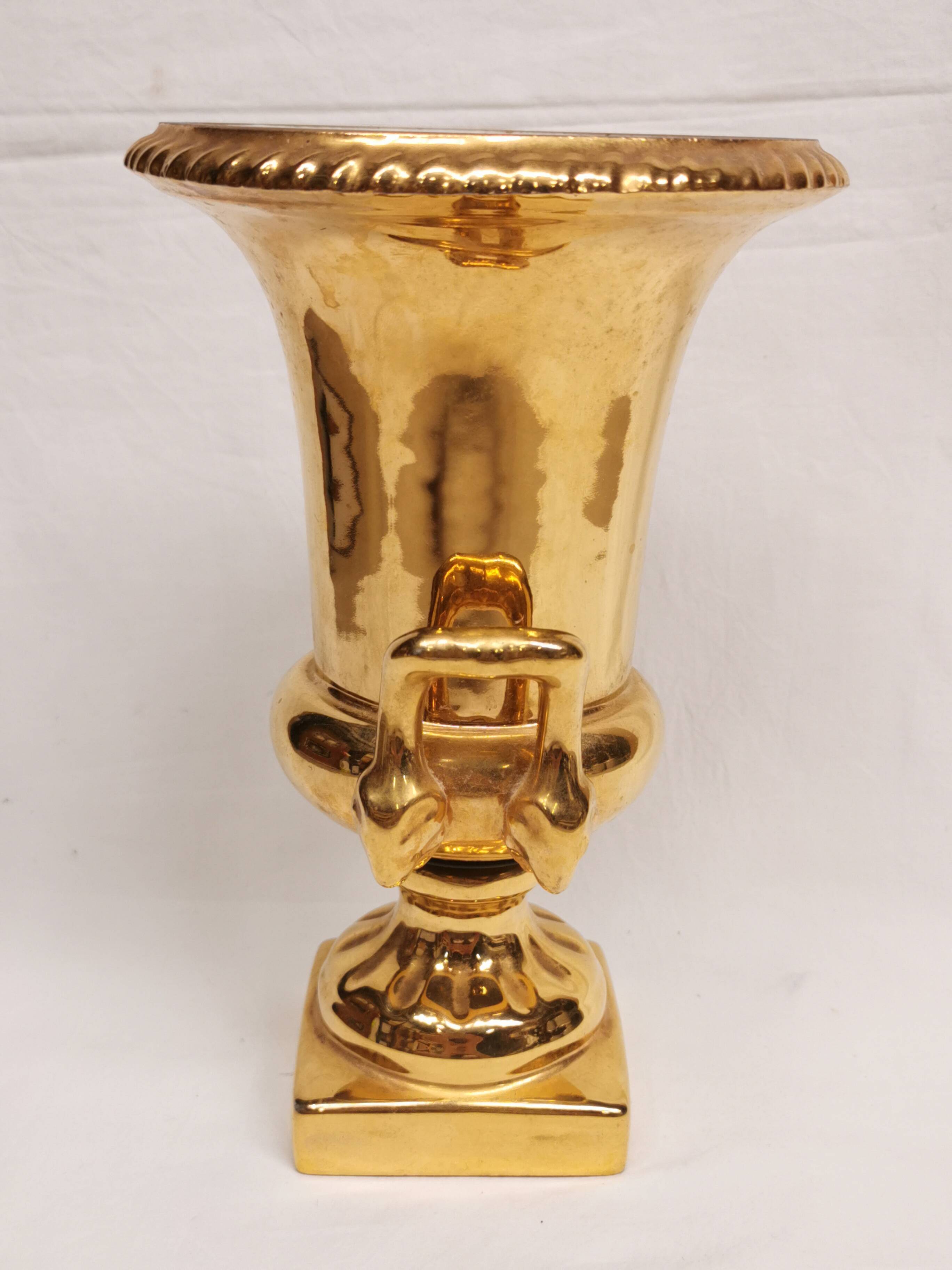 Medici-shaped vase in gilded Paris porcelain.