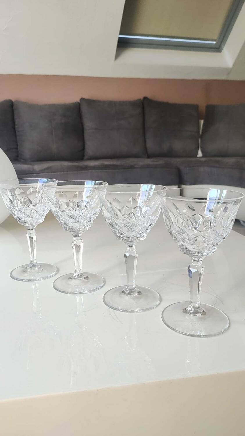 Lot 4 x White wine glasses with flared necks. Crisscross/water drop patterns..