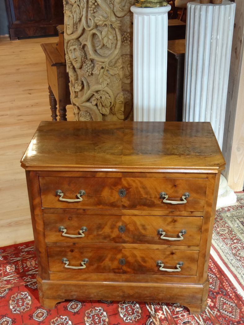 19th century chest of drawers in mahogany veneer, three drawers, 81x80x43 cm