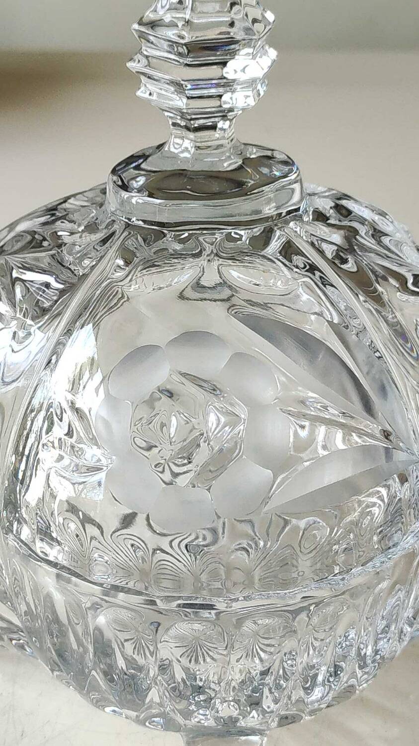 Large candy box in cut Bohemian crystal. Floral/Star motifs