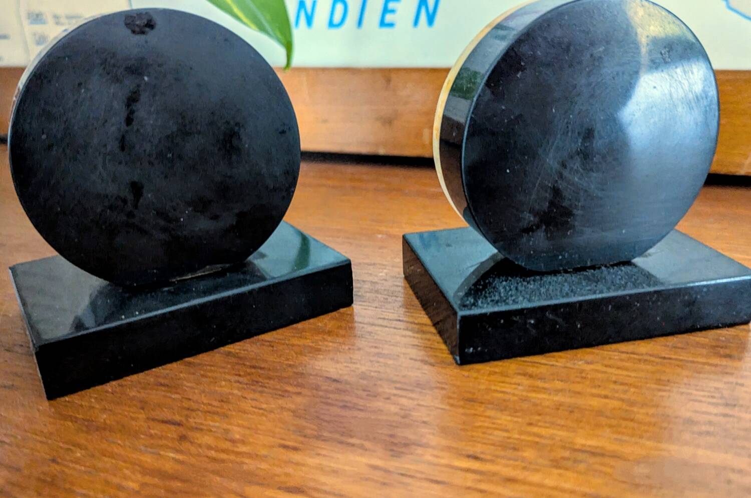 Duo de serre-livres art déco en marbre noir et onyx