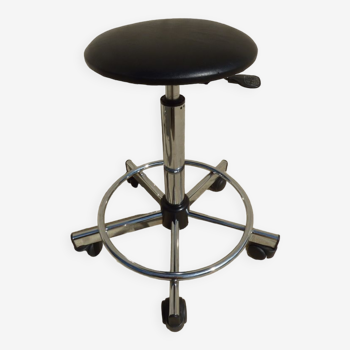 Tabouret Industriel de coiffeur en métal argenté dessus simili cuir noir