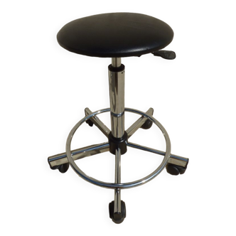 Tabouret Industriel de coiffeur en métal argenté dessus simili cuir noir