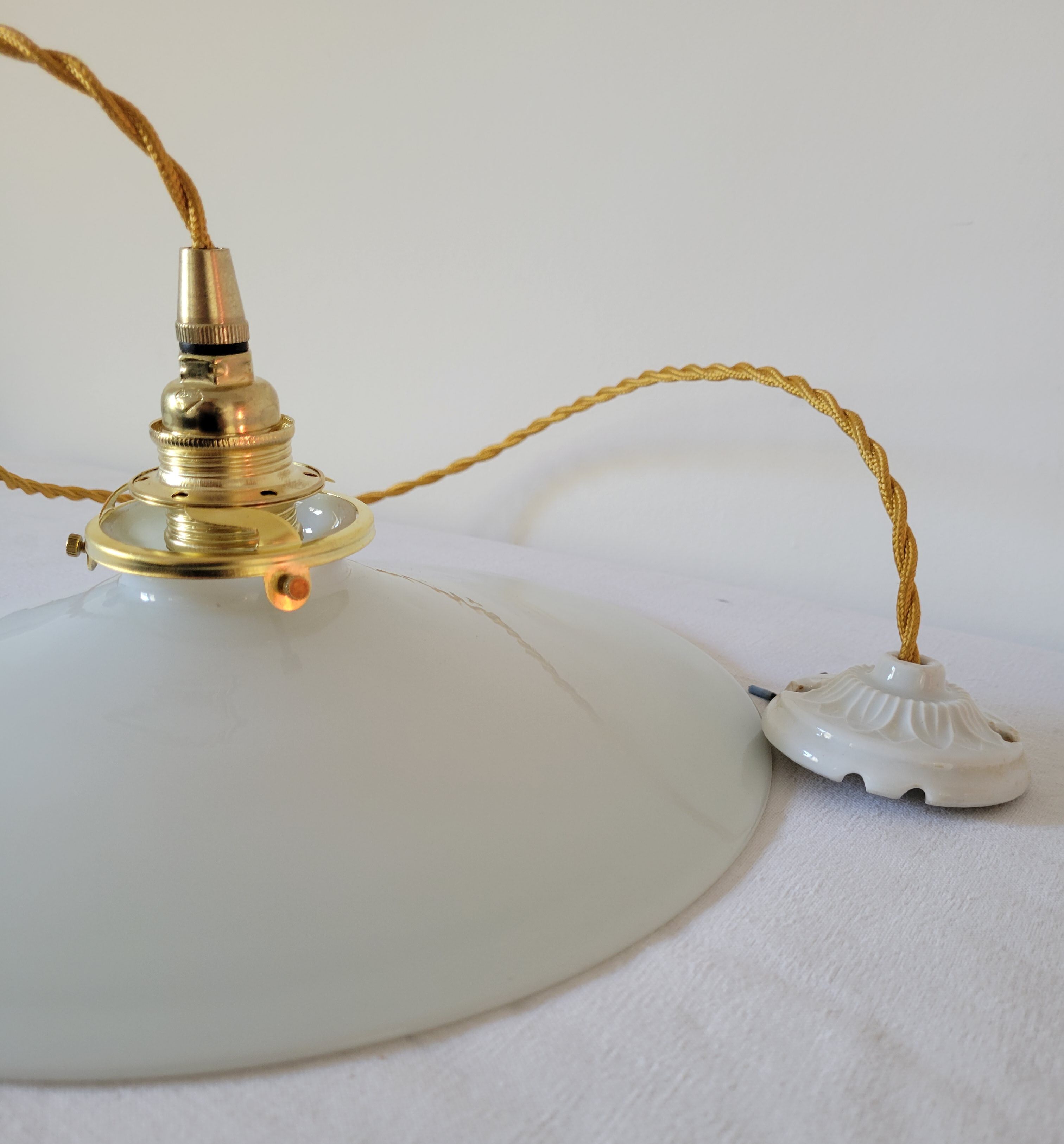 White opaline suspension