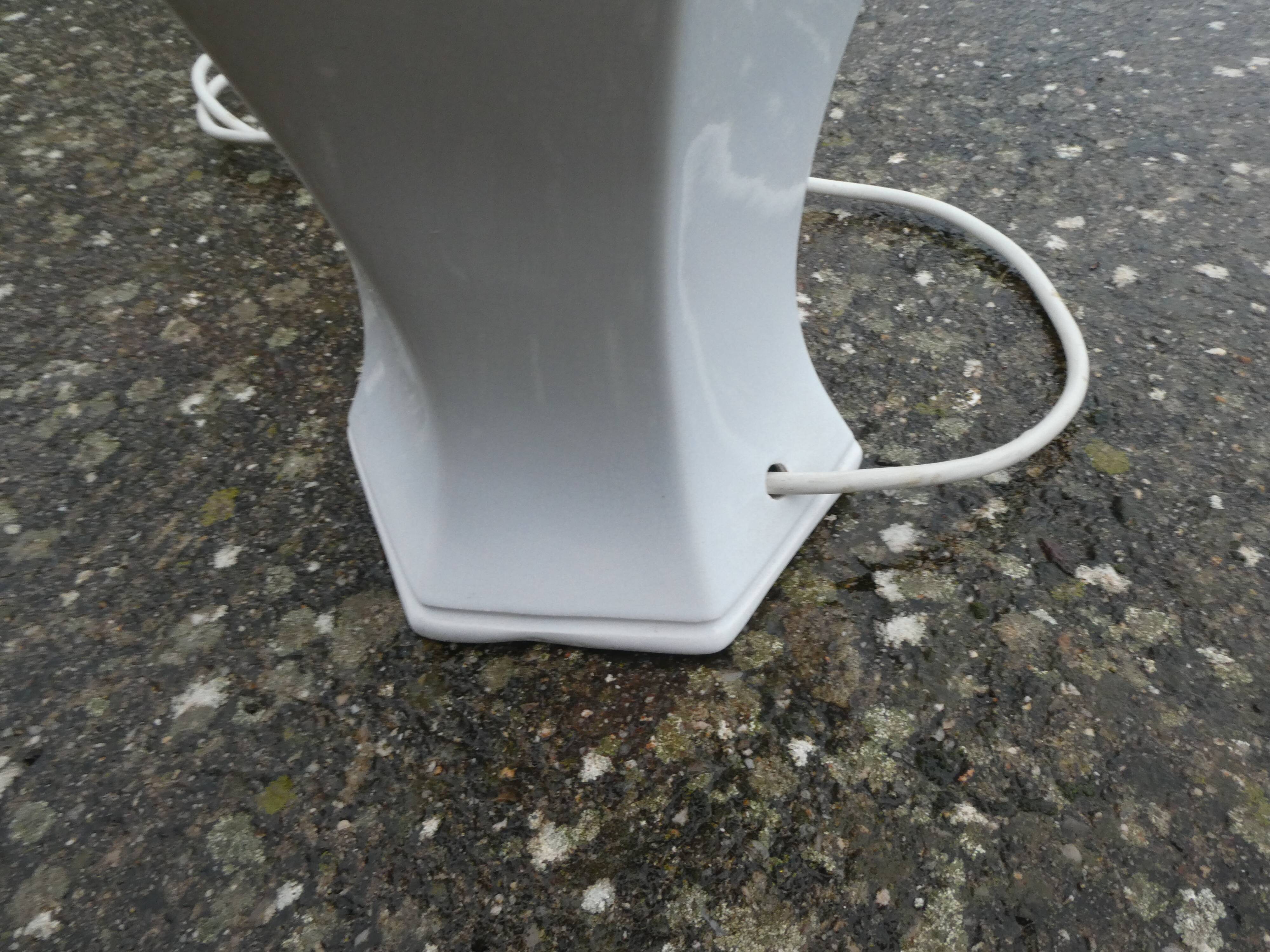 Vintage porcelain laying lamp