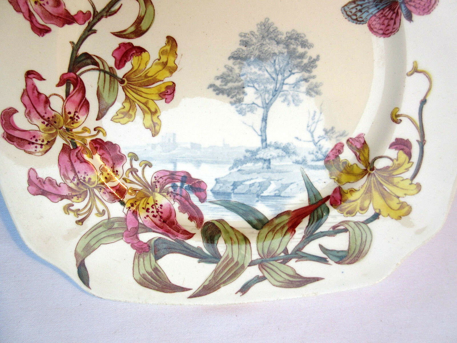 Assiette polychrome signée Kg Luneville 19ème lys et papillons