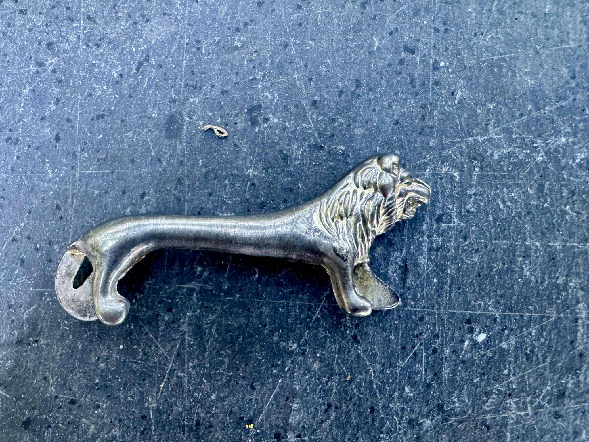 4 silver lion knife holders