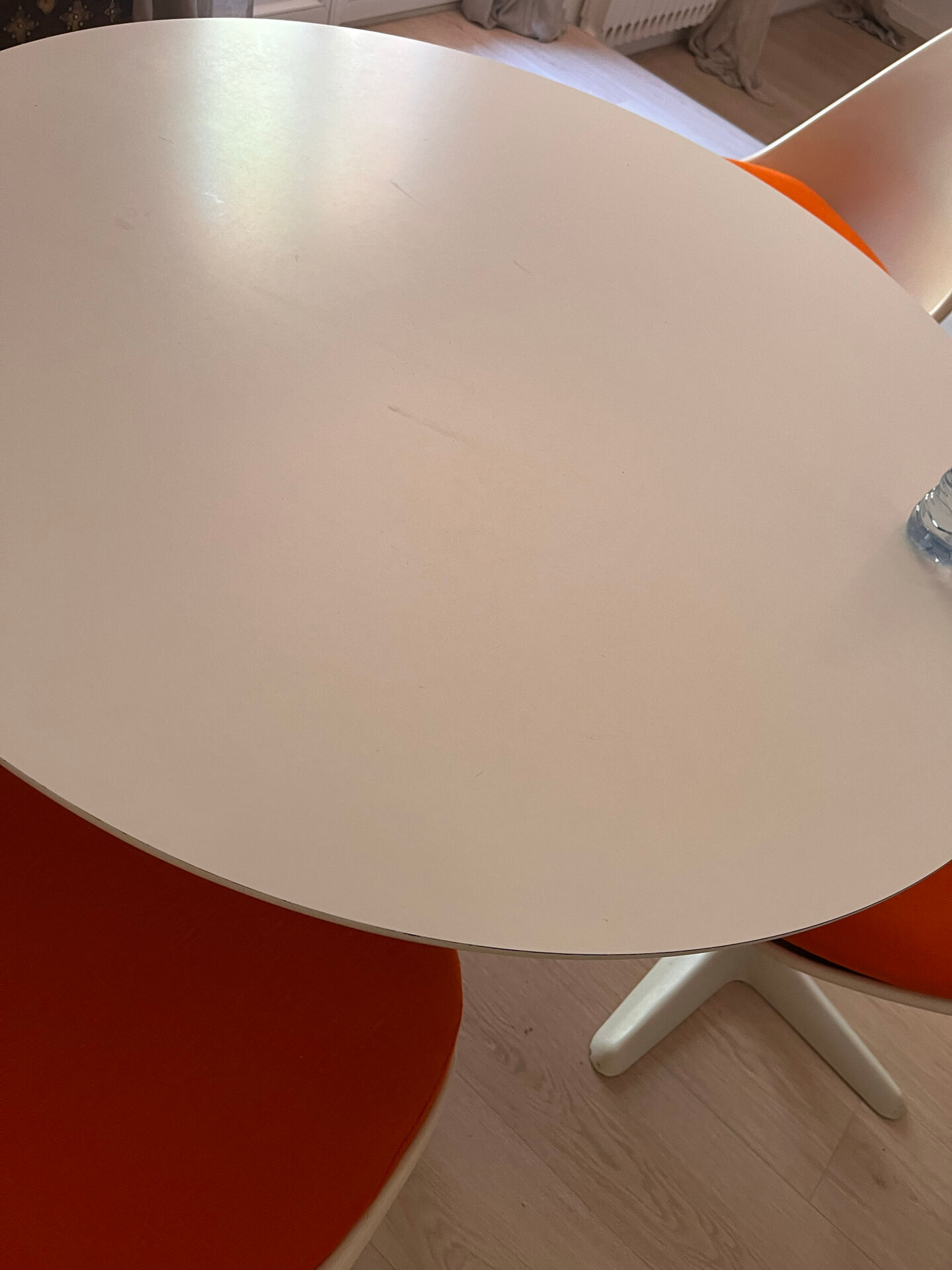 Tulipe Arkana table by Knoll and its 4 chairs