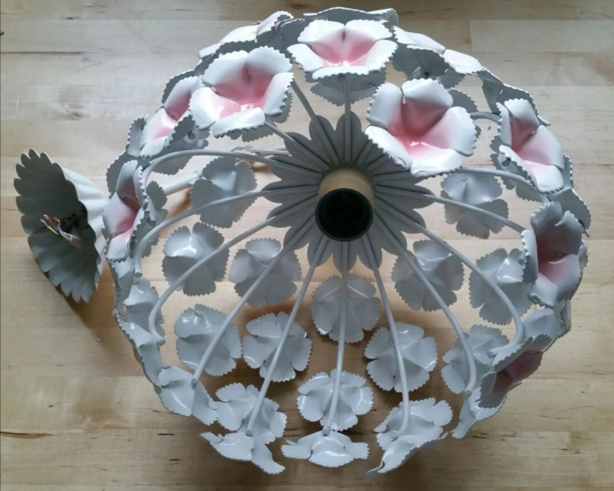 Suspension vintage fleurs tôle peinte
