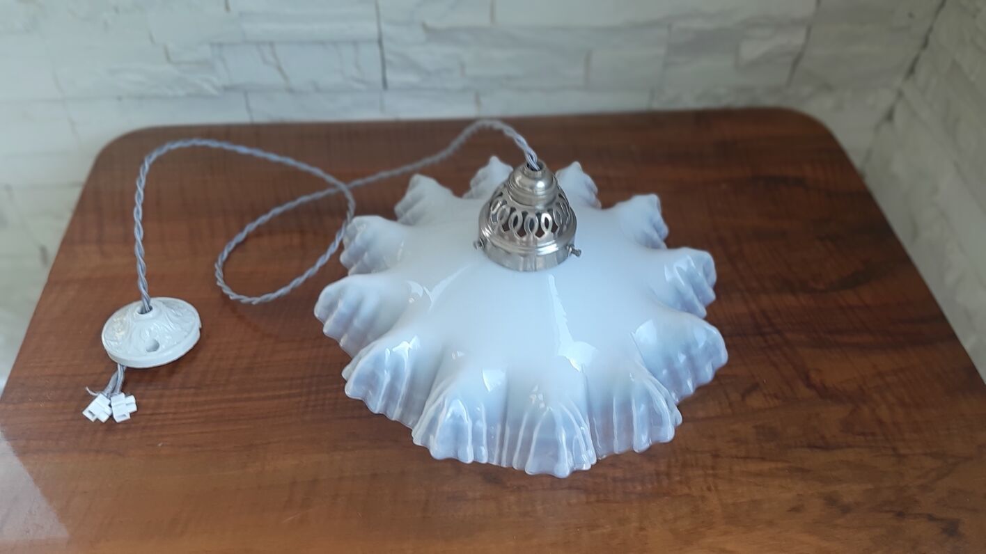 Opaline suspension opalescent glass