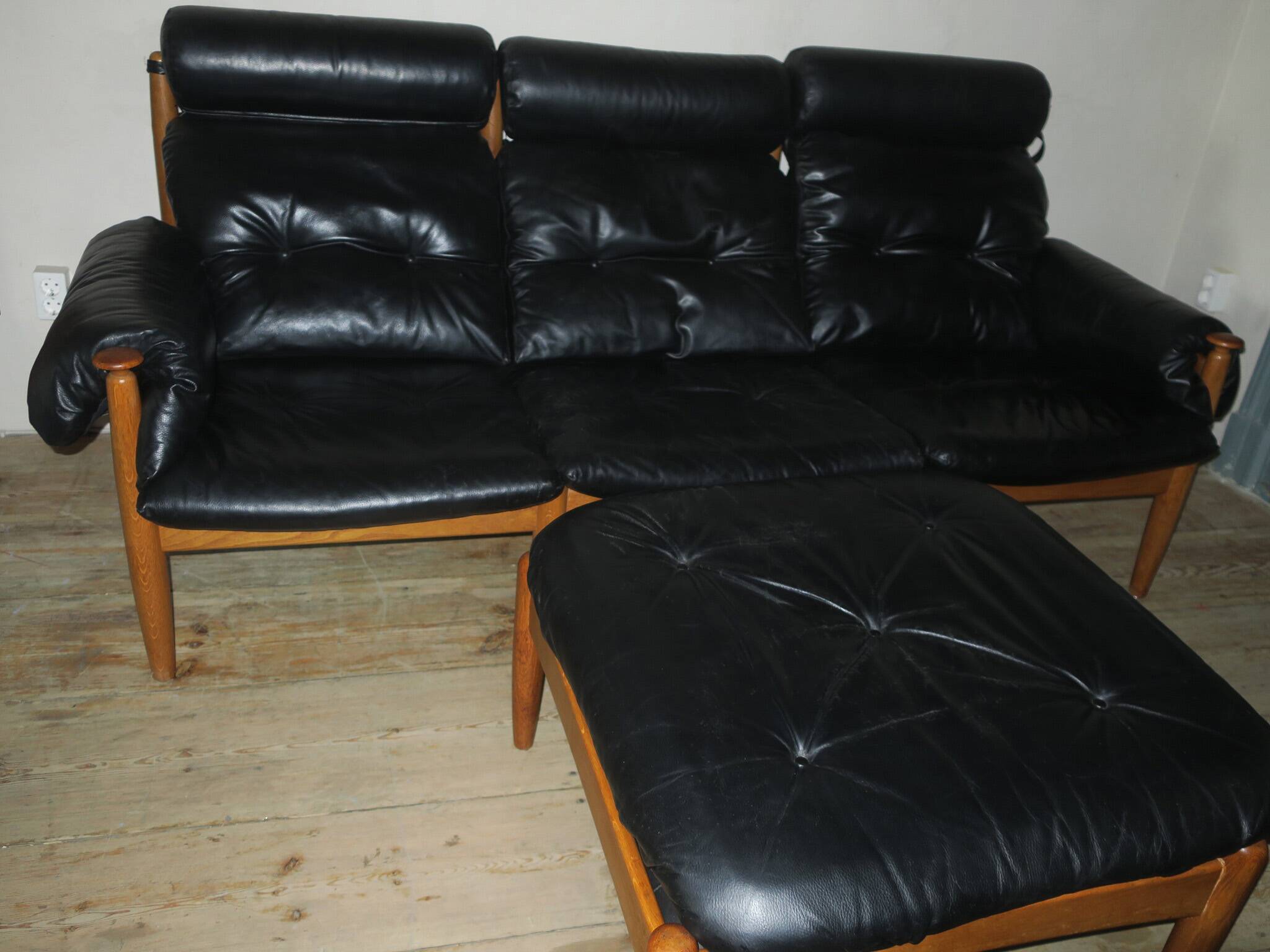 Eric Merthen leather sofa with matching ottoman, Sweden 1960s