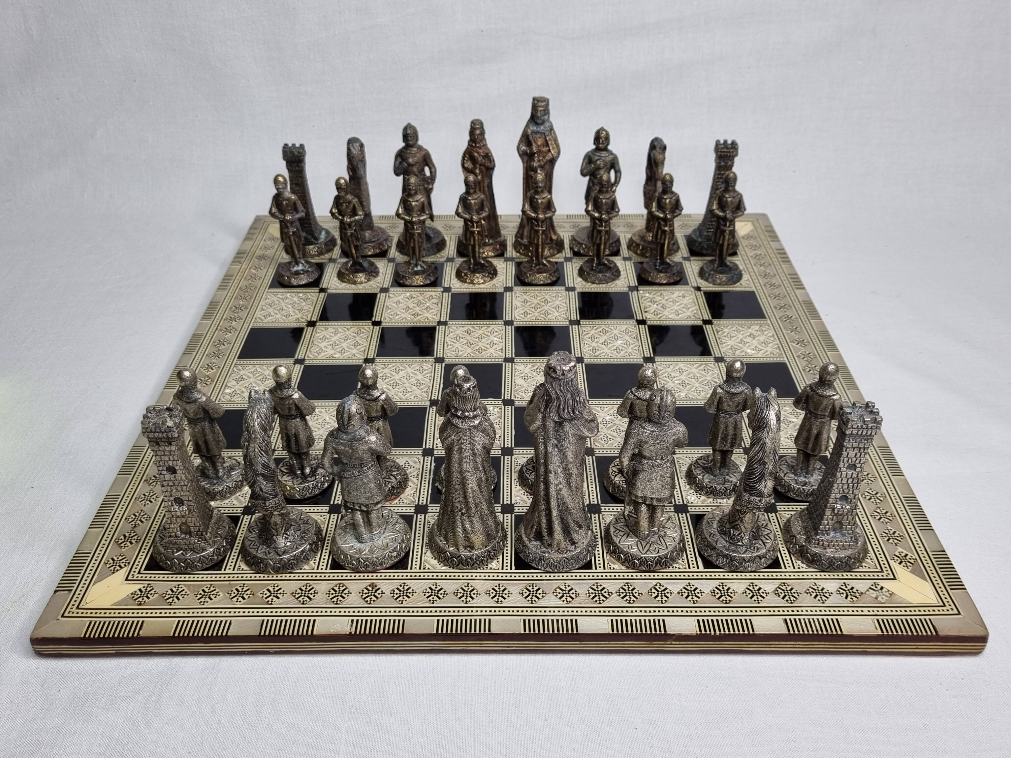 Vintage chess set in patinated metal alloy with a 39 cm chessboard from the 1980s.